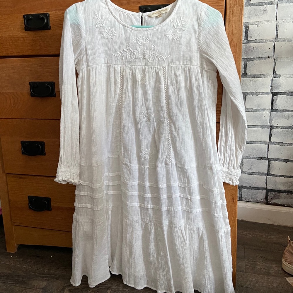 Adorable white dress!